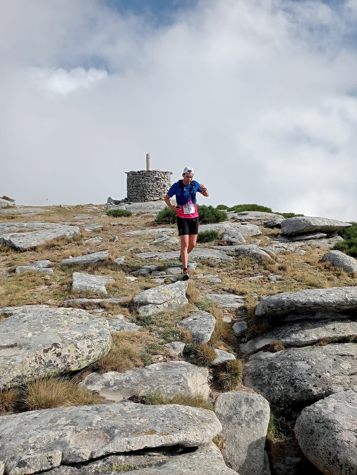 Corredor alcanzando la cima de la Serrota