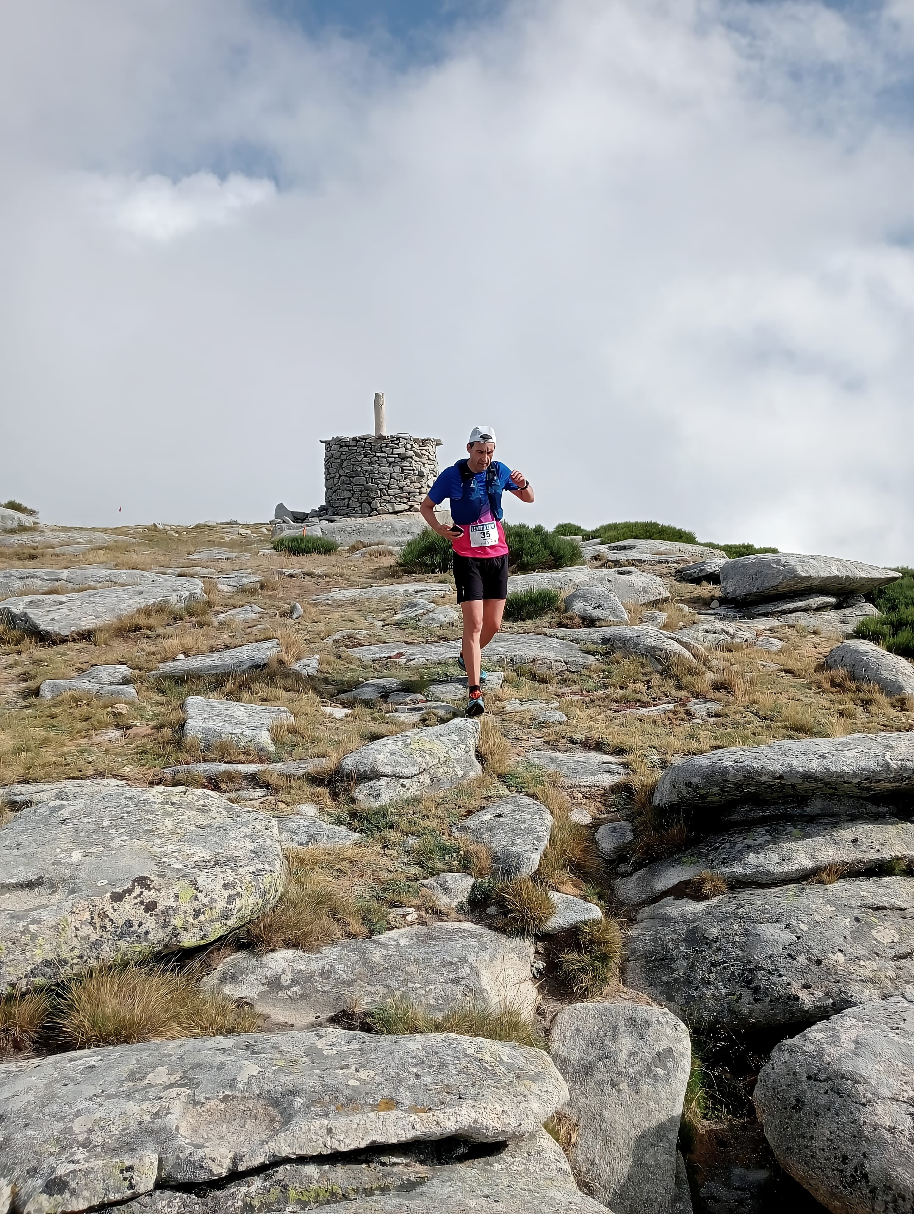Corredor alcanzando la cima de la Serrota