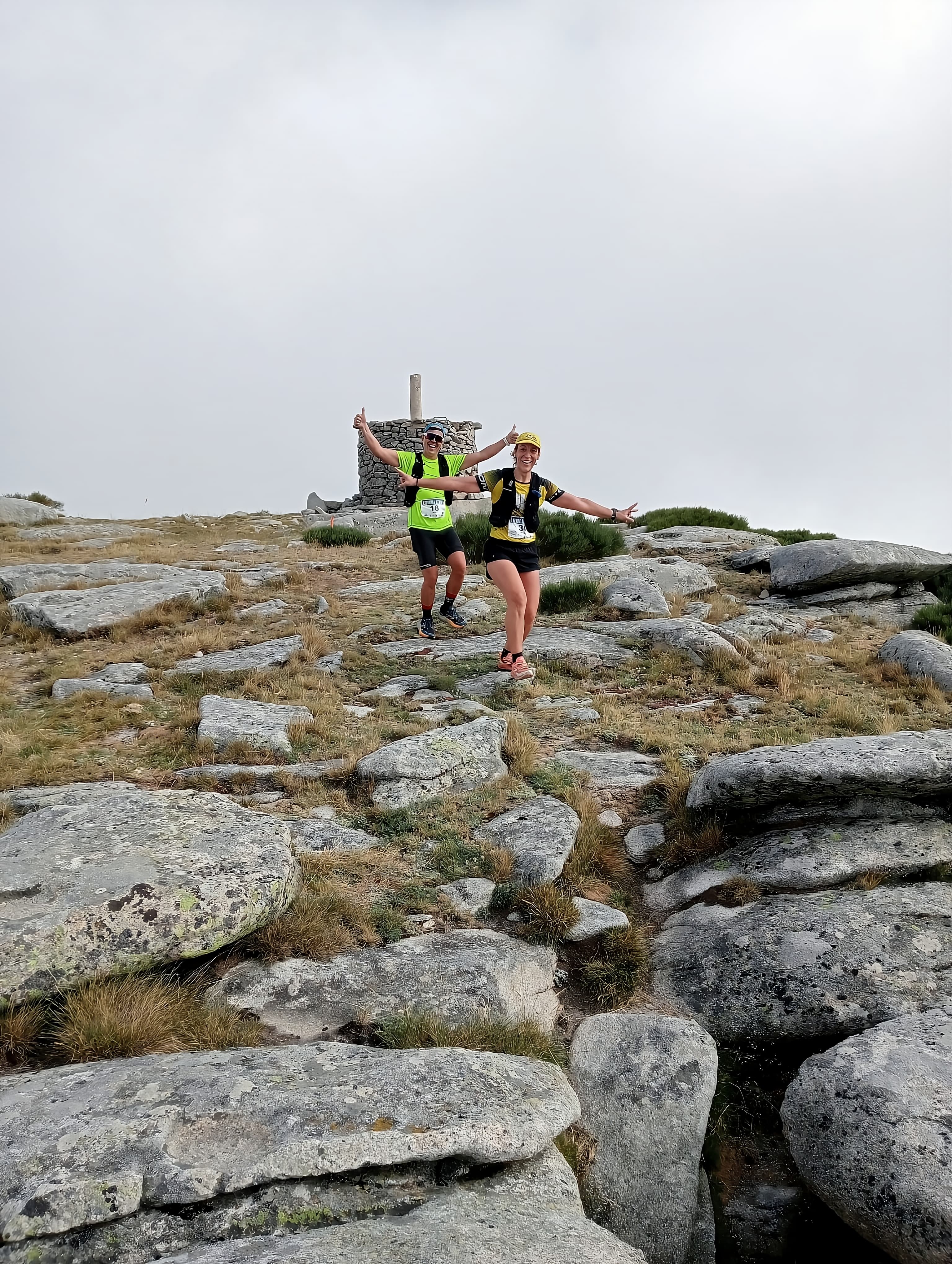 Corredores desafiando la niebla en la sierra