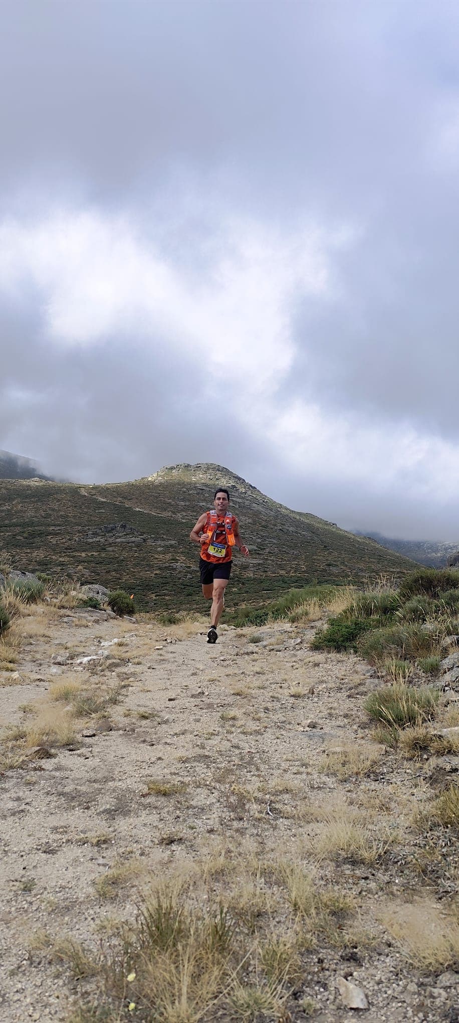 Corredor en plena acción por la montaña