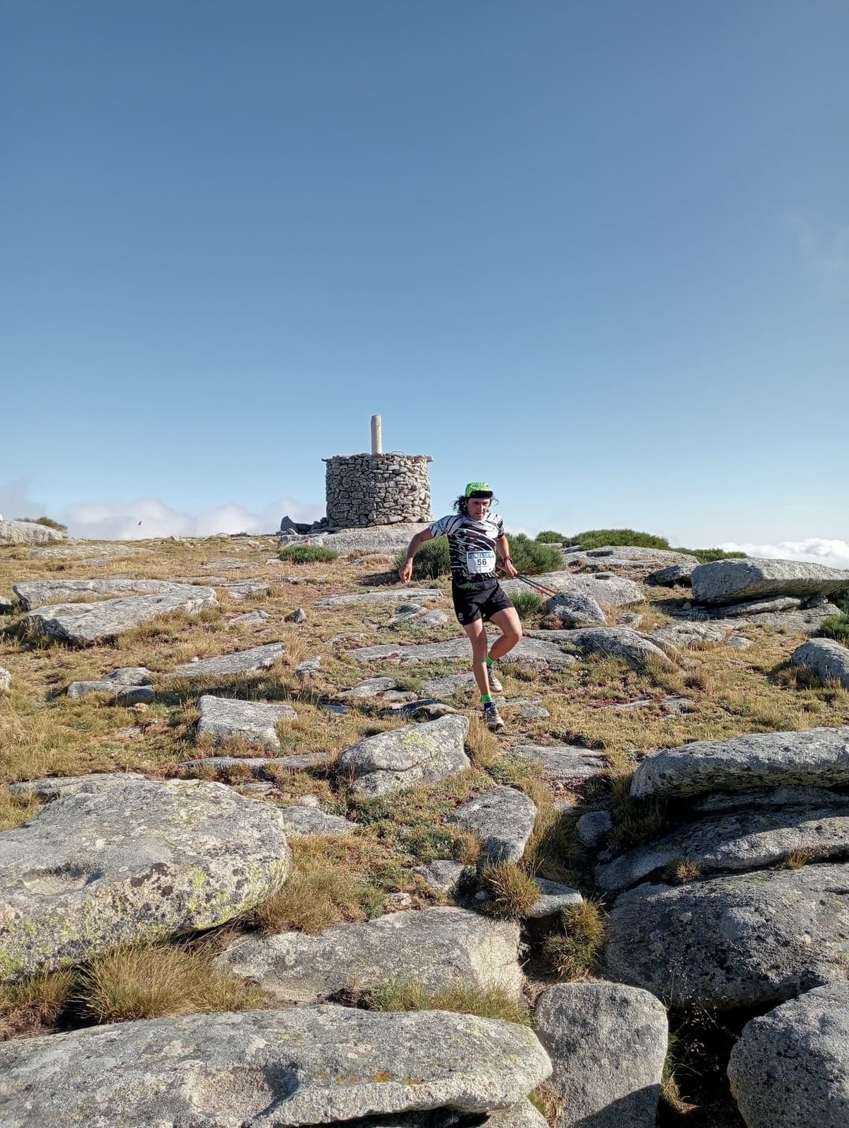 Corredor en plena acción por la montaña